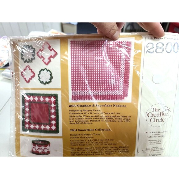 Vintage Creative Circle Kit #2800 Gingham & Snowflake 4 Napkins Needlecraft - Picture 1 of 9